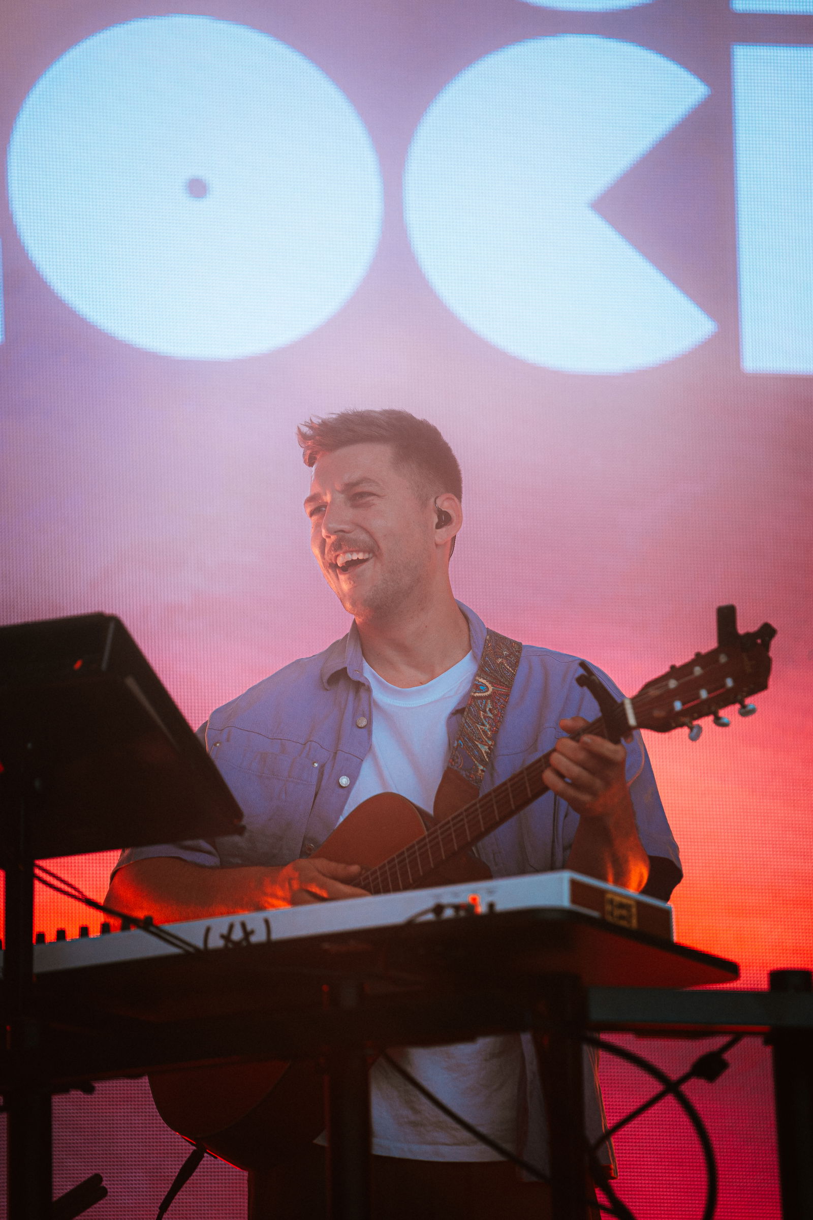 ClockClock mit Gitarre auf einer Bühne