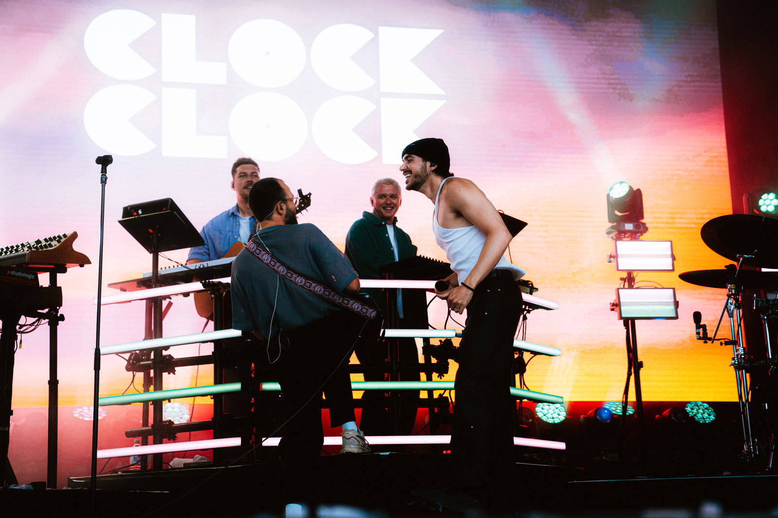 Eine Band steht auf einer Bühne