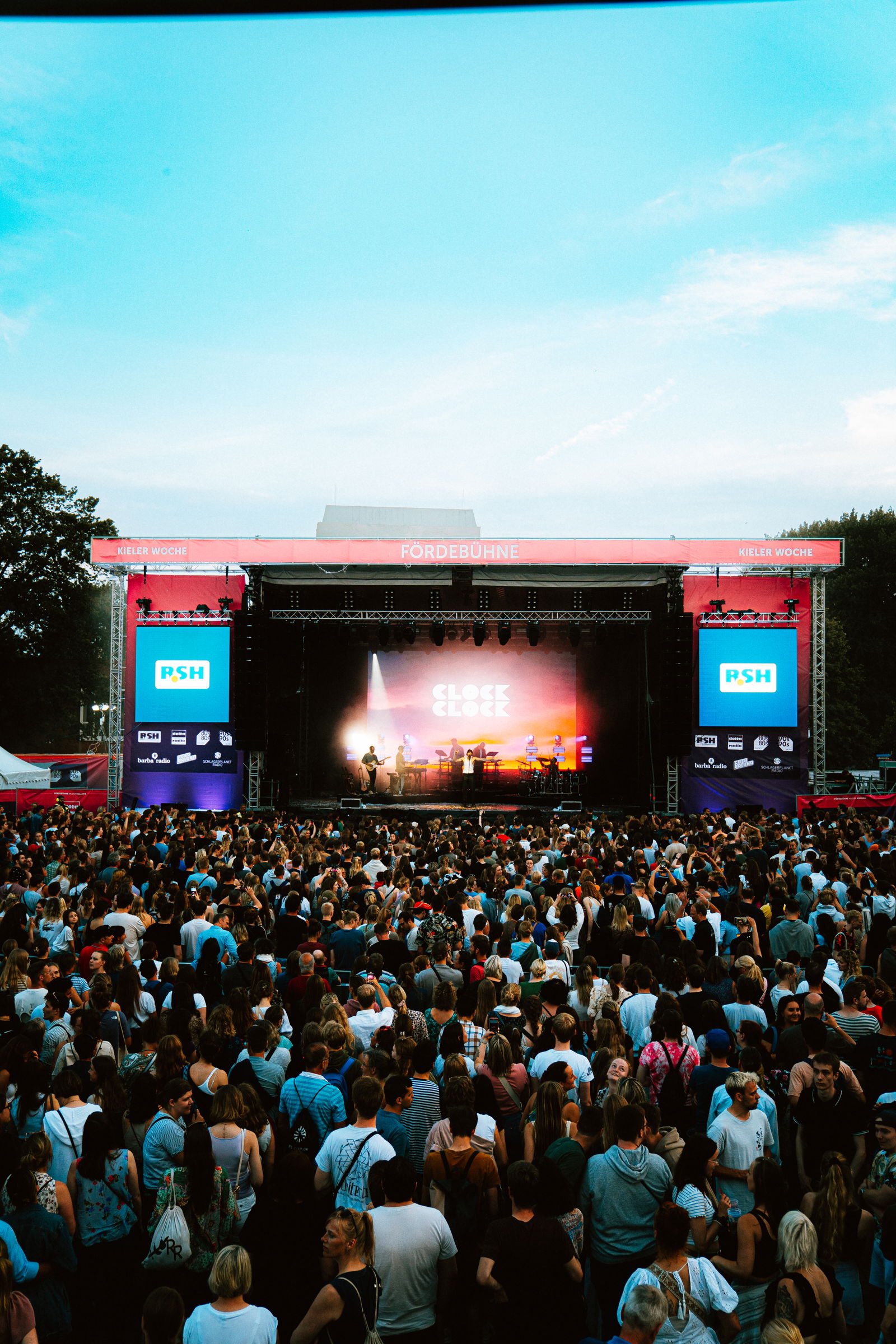Viele Menschen stehen vor der R.SH-Bühne
