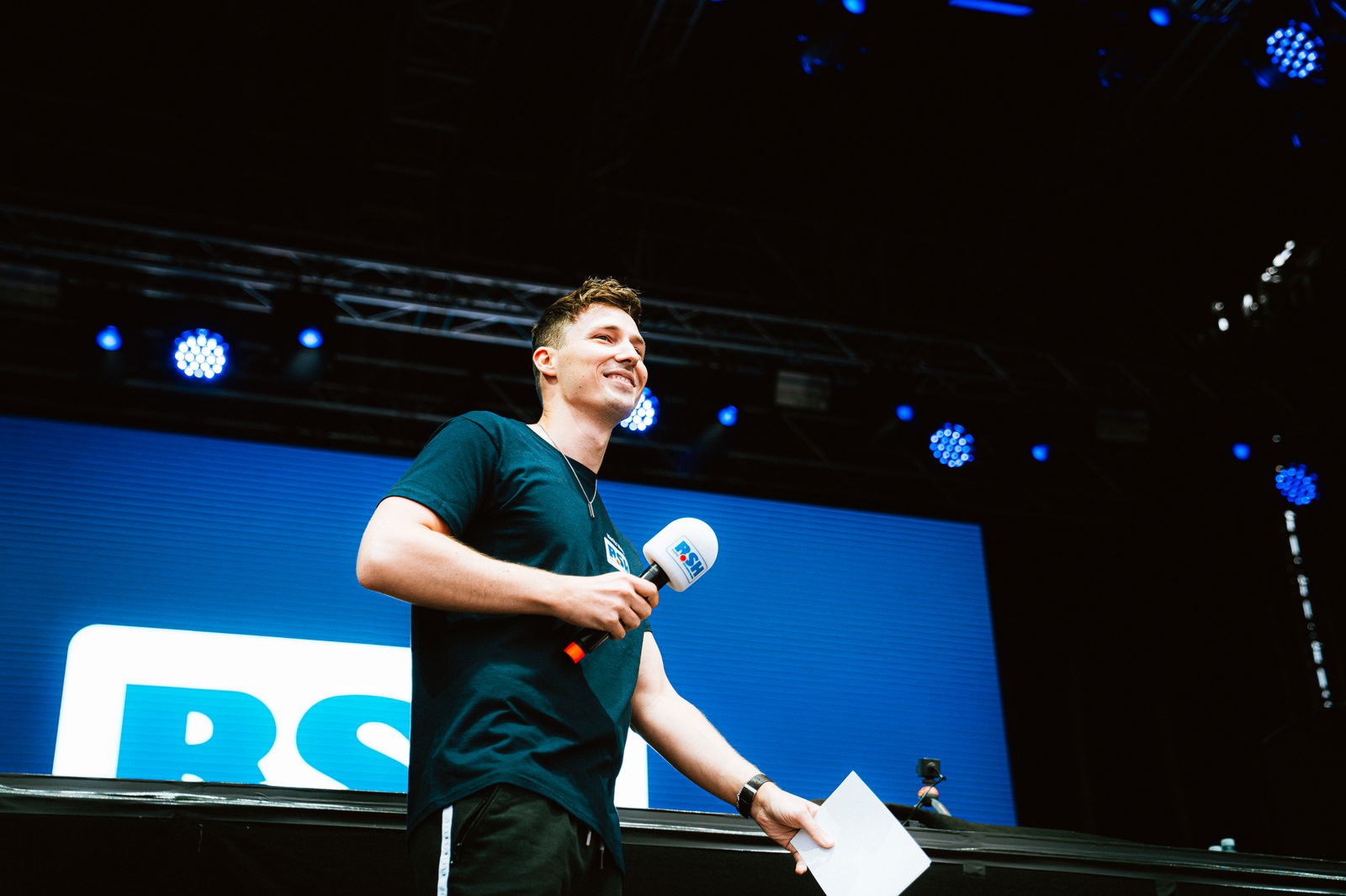 Moritz Maaß läuft mit Mikrofon auf die Bühne