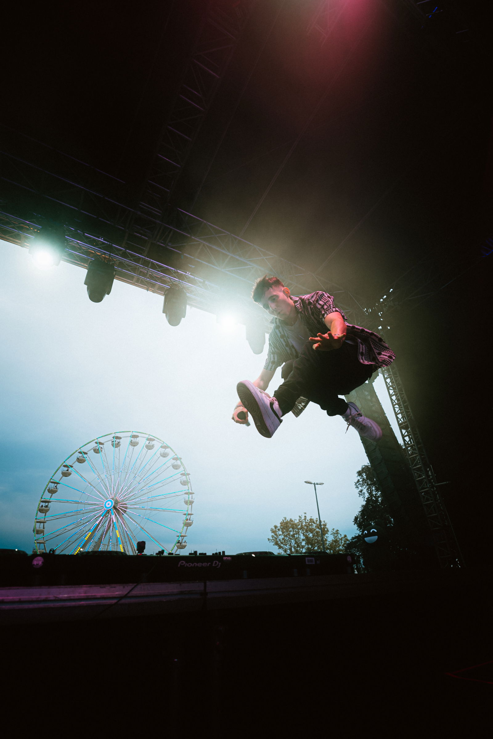 Toby Romeo springt von seinem DJ-Pult