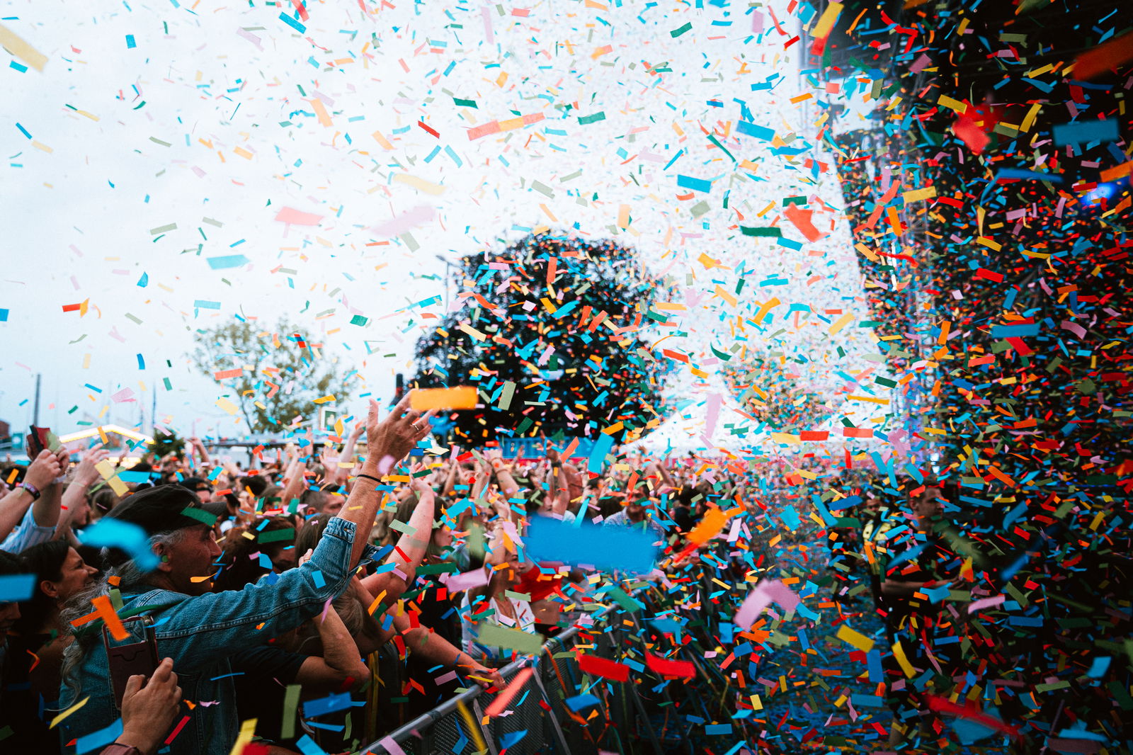 Konfetti und eine Menschenmenge