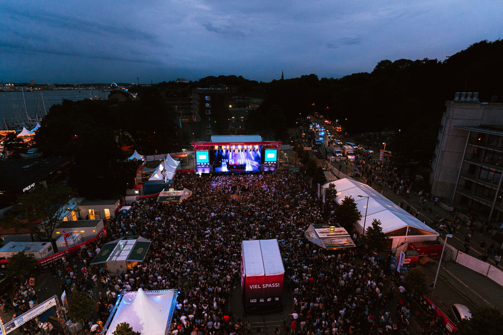 Die R.SH-Bühne aus Entfernung