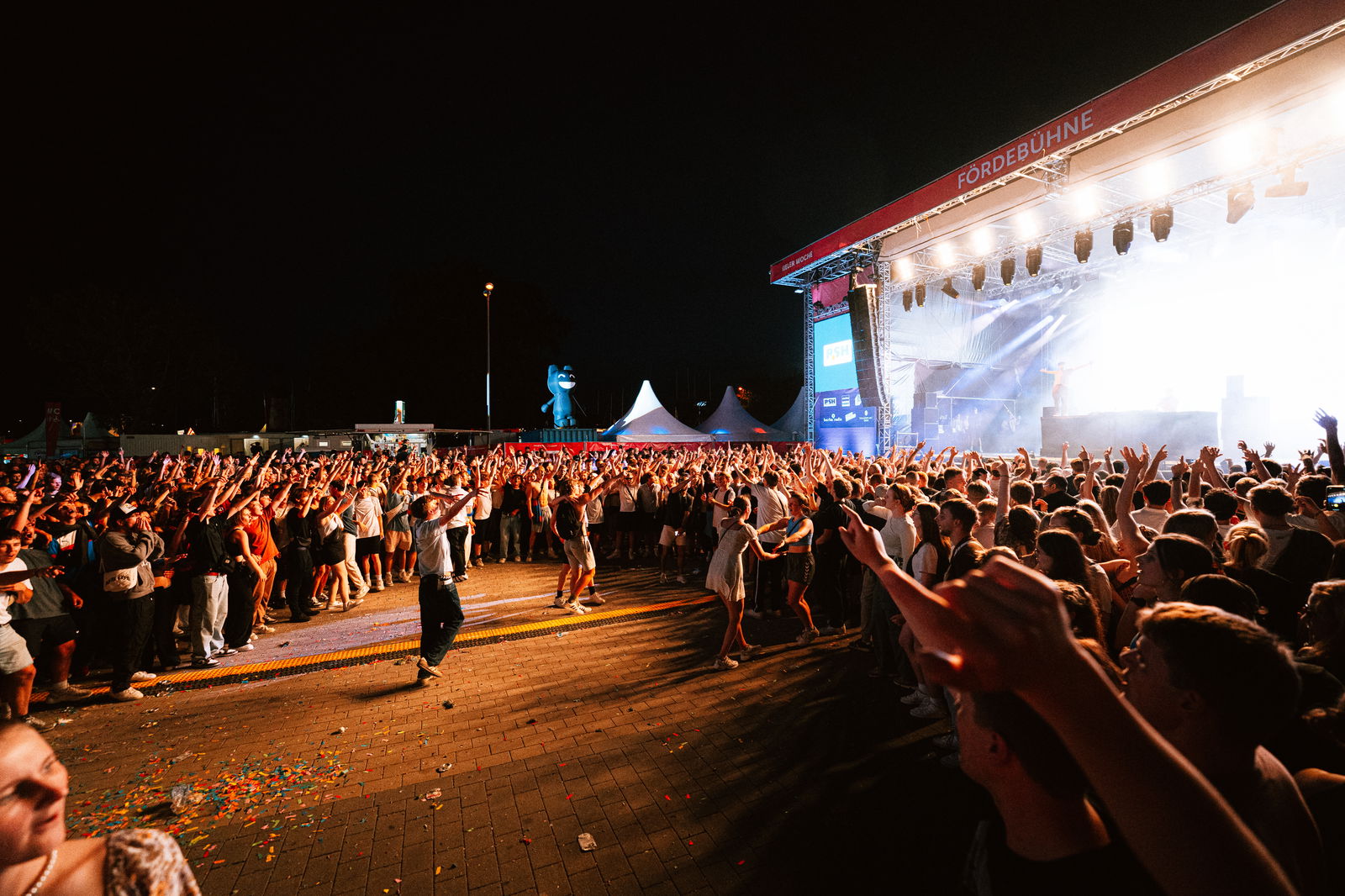 Vielen Menschen im Publikum bilden einen Kreis