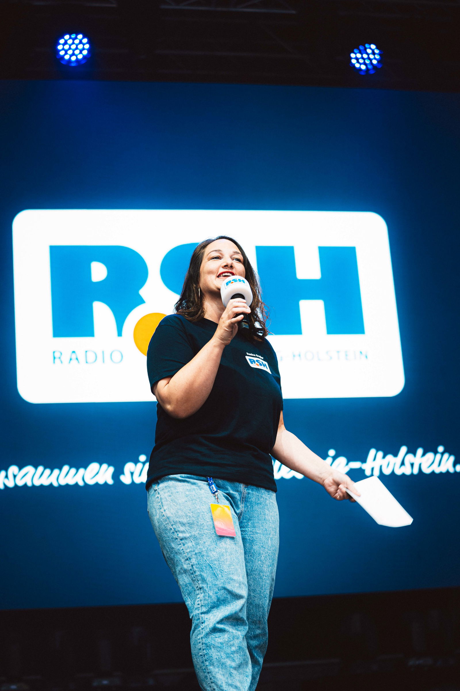 Danica Großer steht auf der Bühne und moderiert
