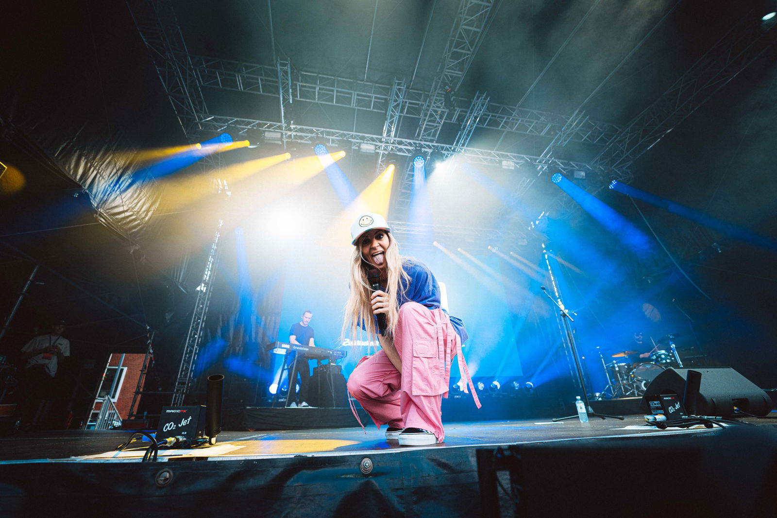 Laurell hockt auf der Bühne und streckt die Zunge raus