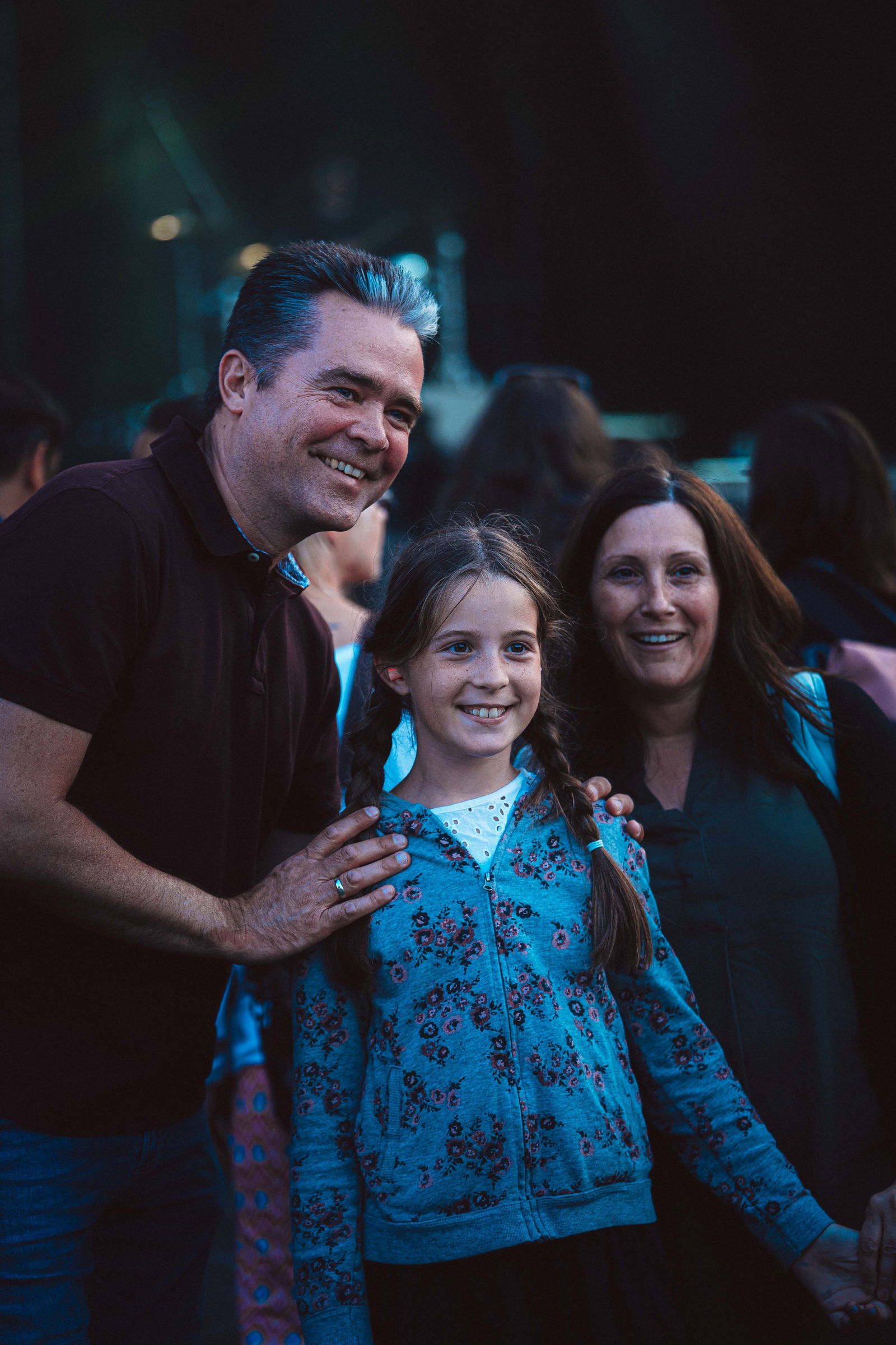 Eine Familie lächelt in einer Kamera und lacht