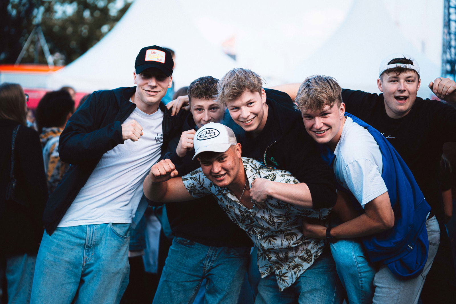 Eine Gruppe von jungen Männern lächelt in die Kamera