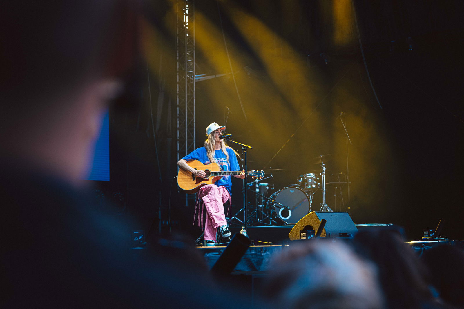 Laurell spielt Gitarre und singt