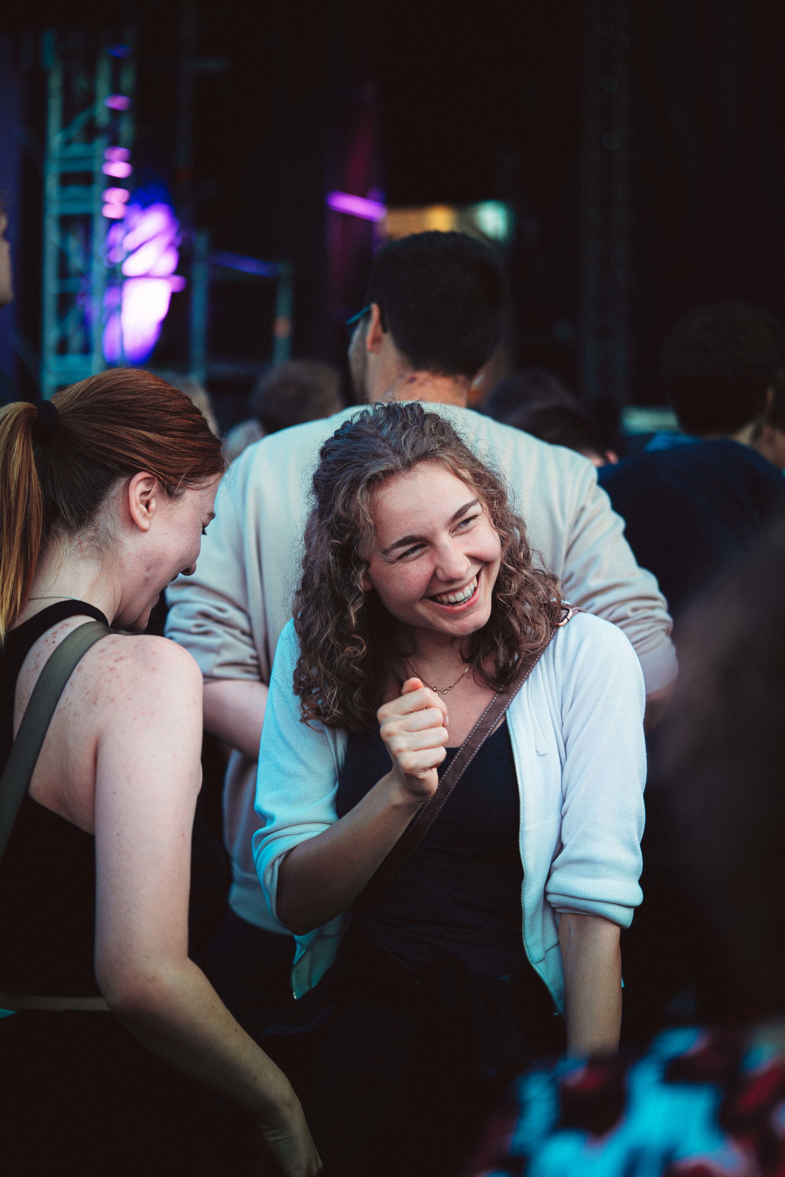 Zwei Frauen im Publikum haben Spaß und lachen