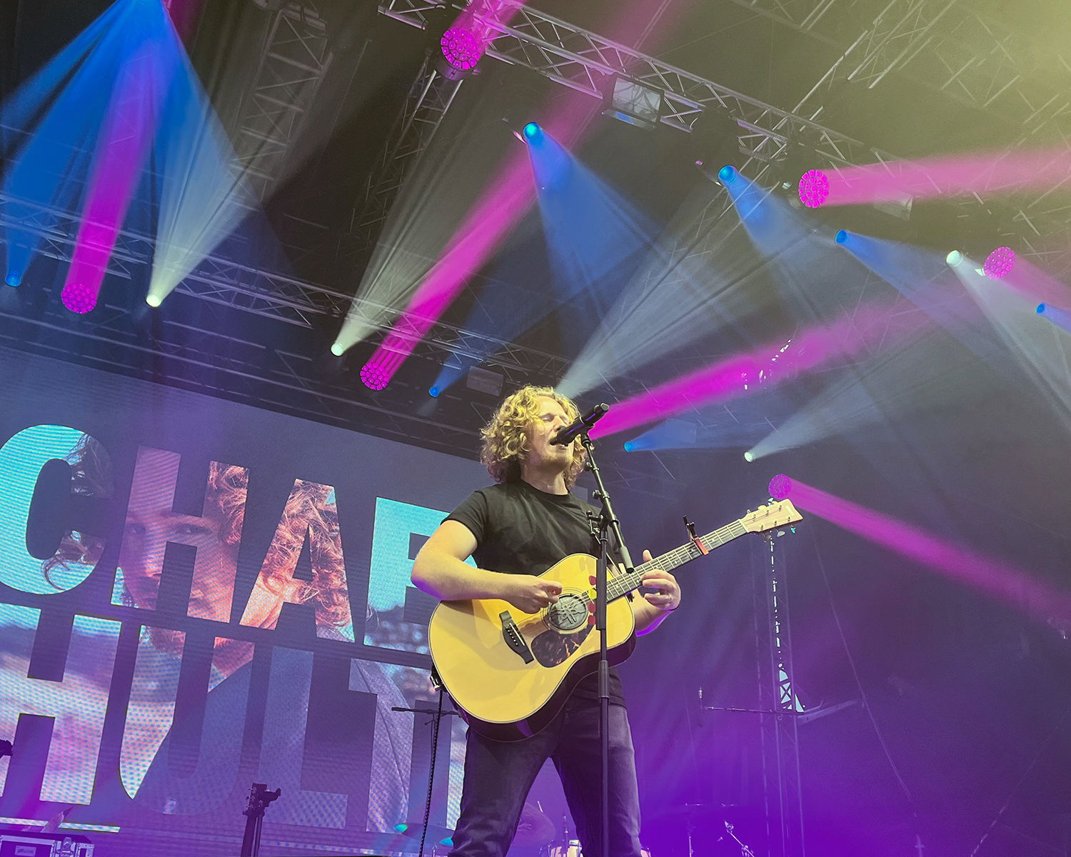 Michael Schulte steht auf einer Bühne