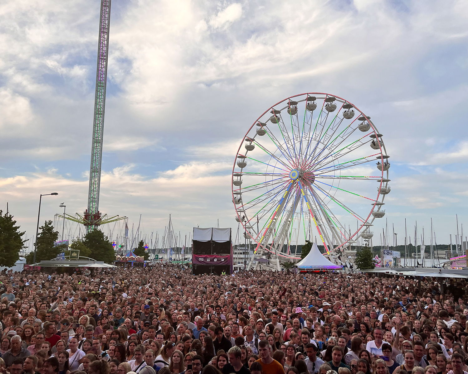 Ein Riesenrad und viele Menschen