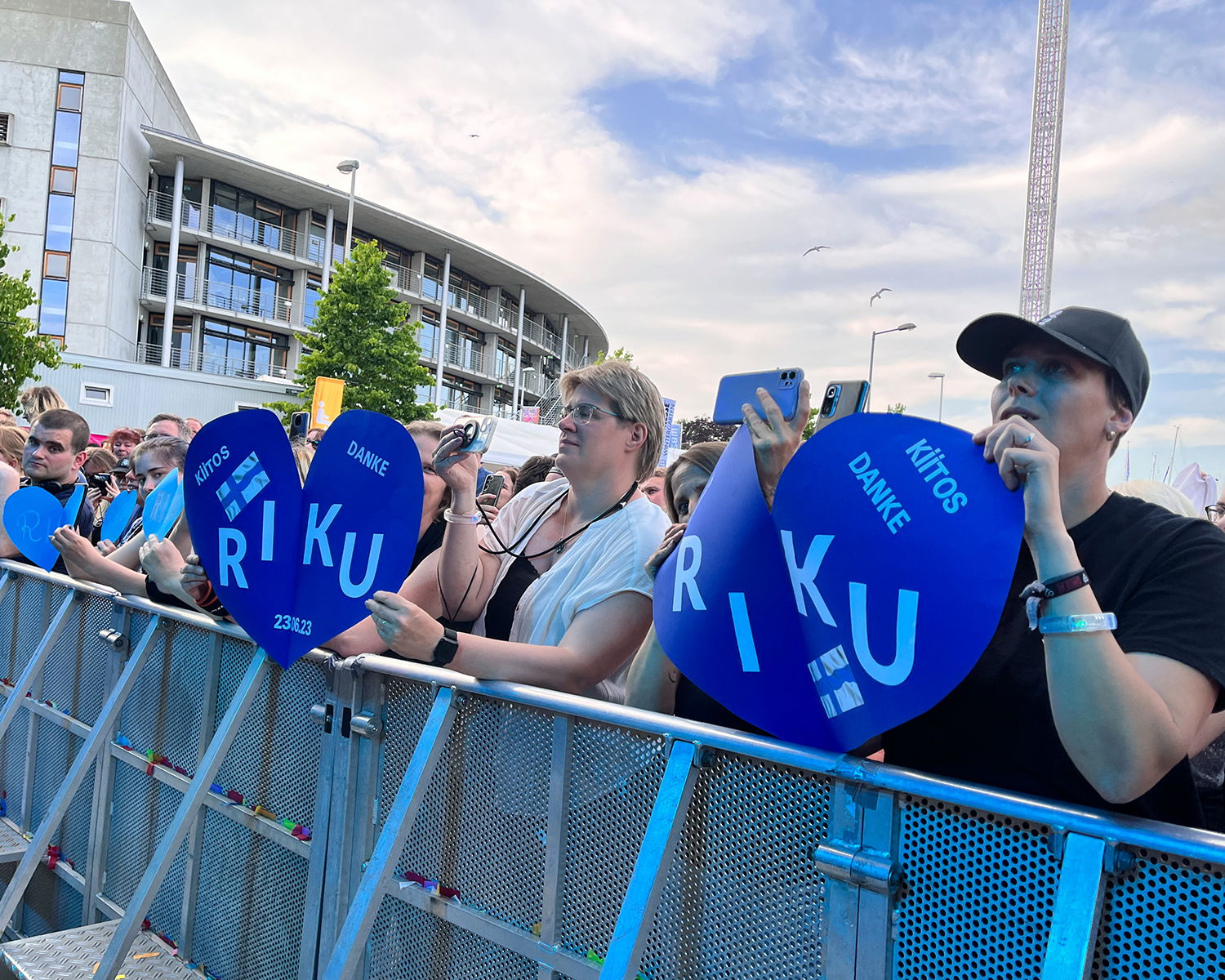 Fans halten Schilder für Riku Rijamaa in die Luft