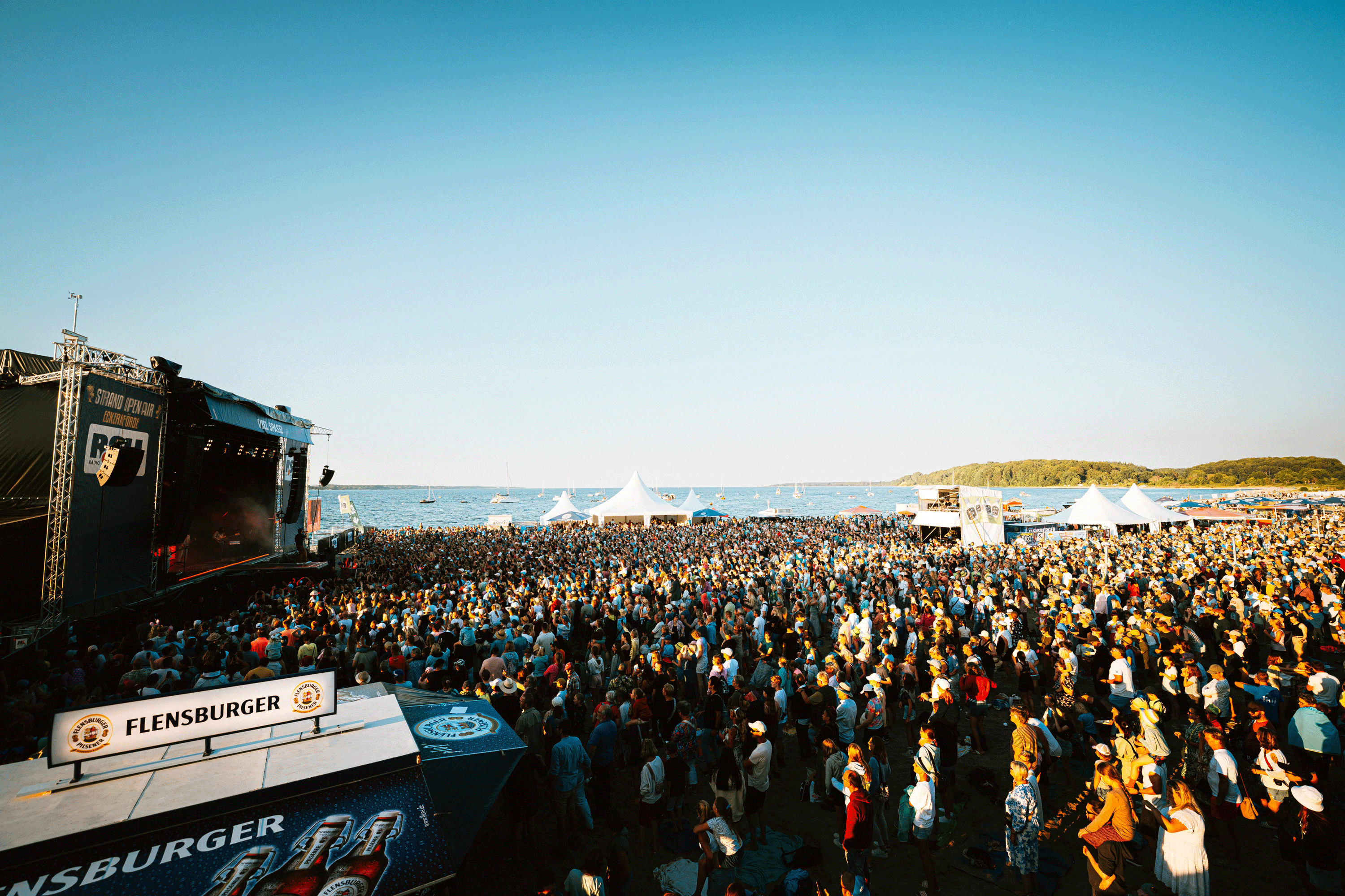 Publikum vor Bühne bei Pop am Strand