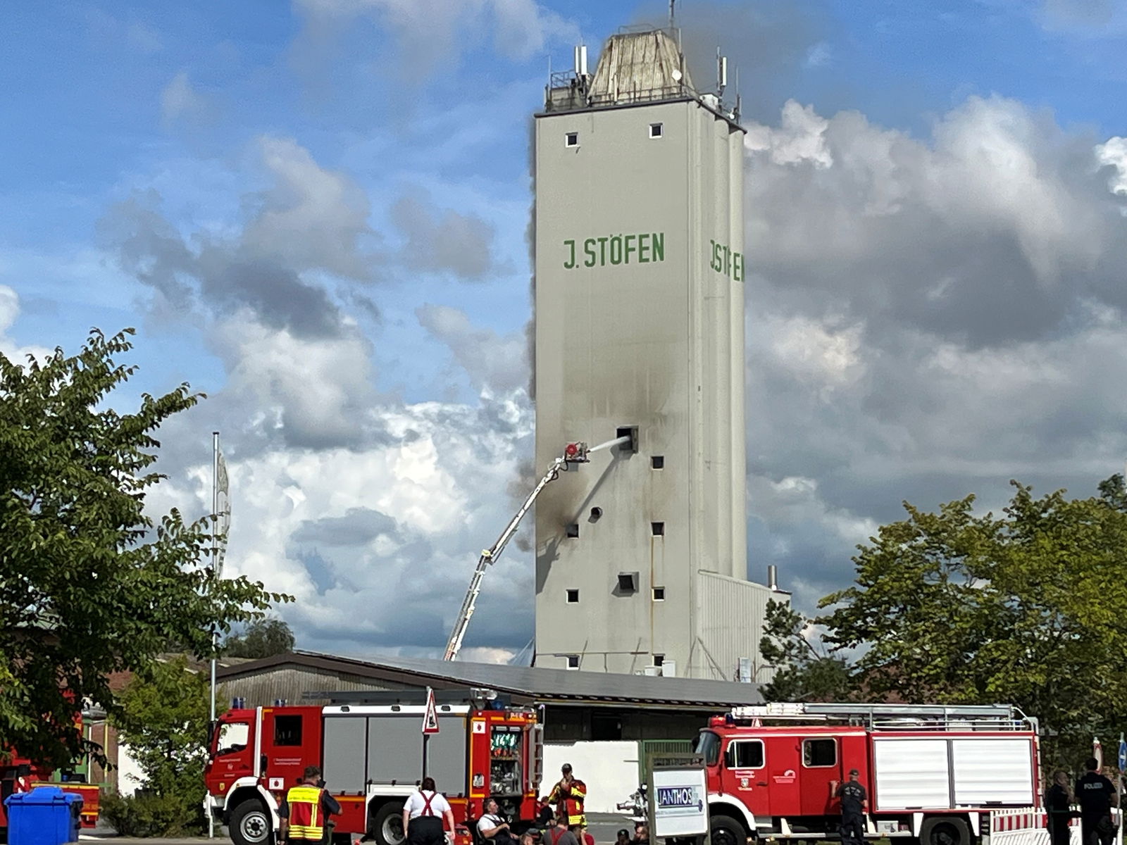 Löscheinsatz an Getreidesilo mit Feuerwehrfahrzeugen 