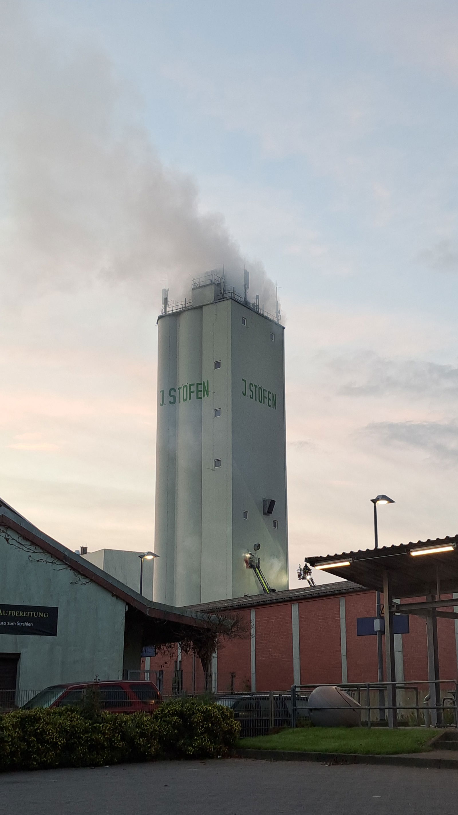Ein Getreide-Silo in Brand