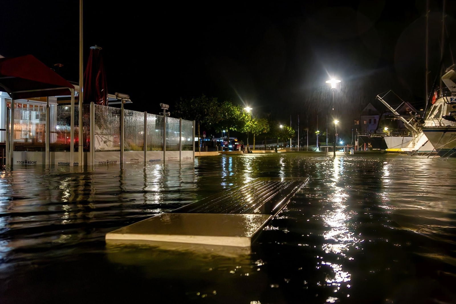 Laboe in der Nacht mit Hochwasser 