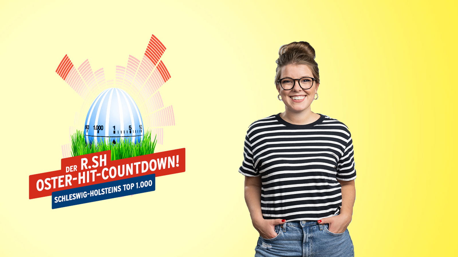 Luca Büttner steht vor einem gelben Hintergrund und lächelt in die Kamera