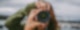 Eine Frau mit einer Kamera fotografiert in die Kamera
