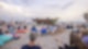 Menschen in Liegestühlen lauschen der Musik am Strand