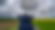 Person steht auf einem Feld während eines Gewitters
