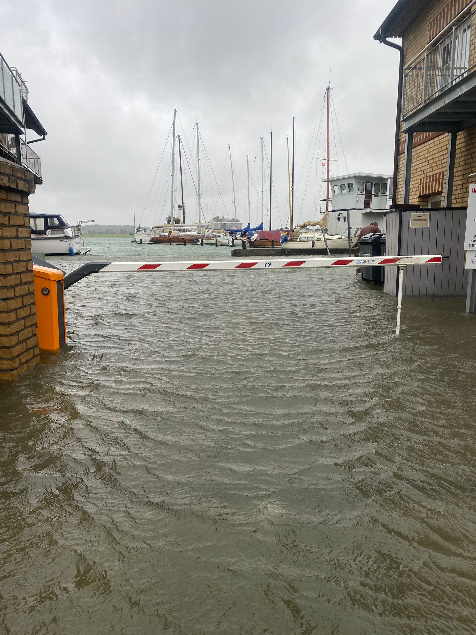 Der Hafen in Arnis nach der Sturmflut im Oktober 2023