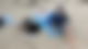 Familie Hanke (Mutter und Tochter) sitzen am Strand im Sand