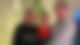Familie Schneider steht vor einem Tannenbaum im Wohnzimmer