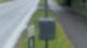Grauer Kasten an Verkehrsschild