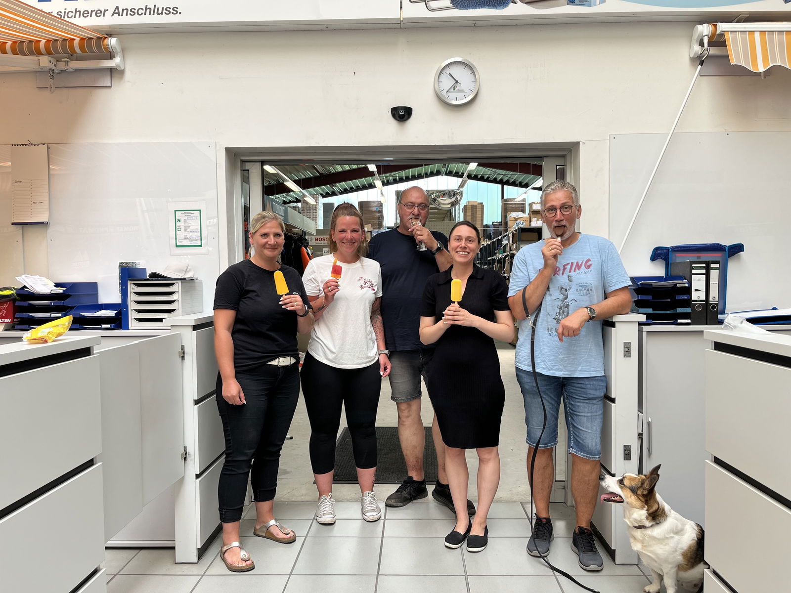 Die Feuerwehrtechnische Zentrale aus Preetz freut sich über die kalte Erfrischung.