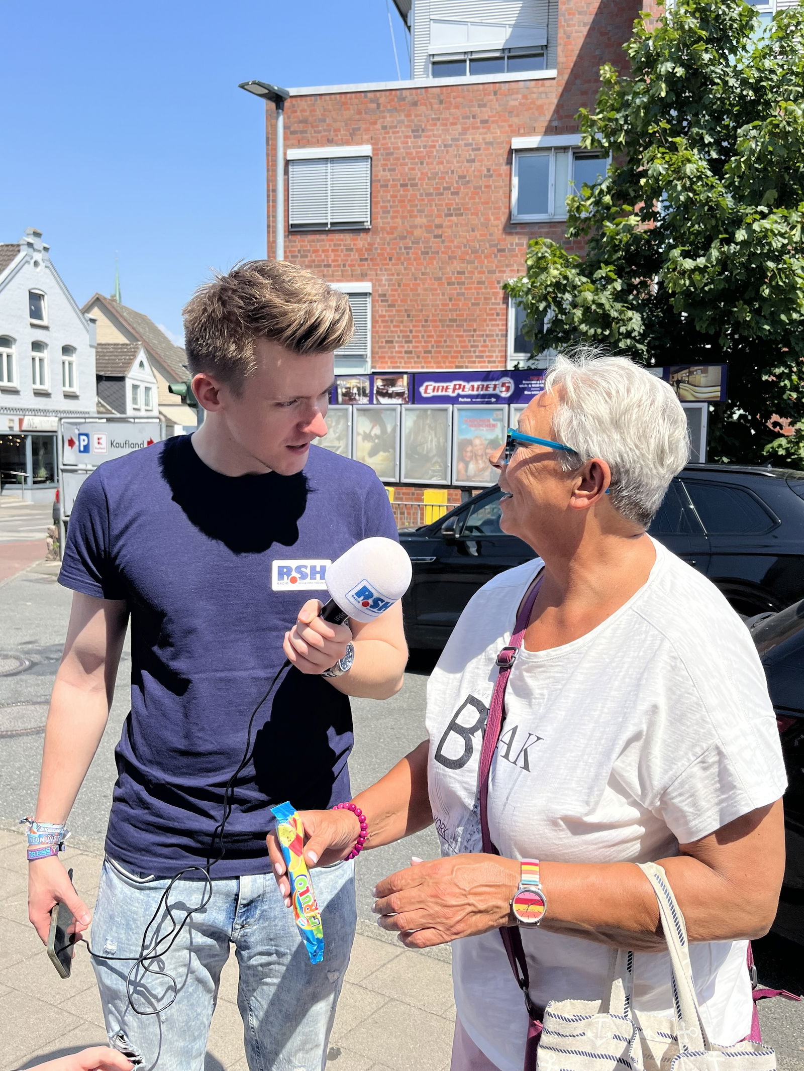 Gratis-Eis-Aktion: Leon übergibt ein Eis