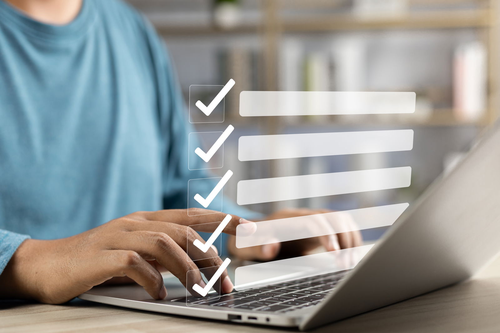 Person füllt Fragebogen aus