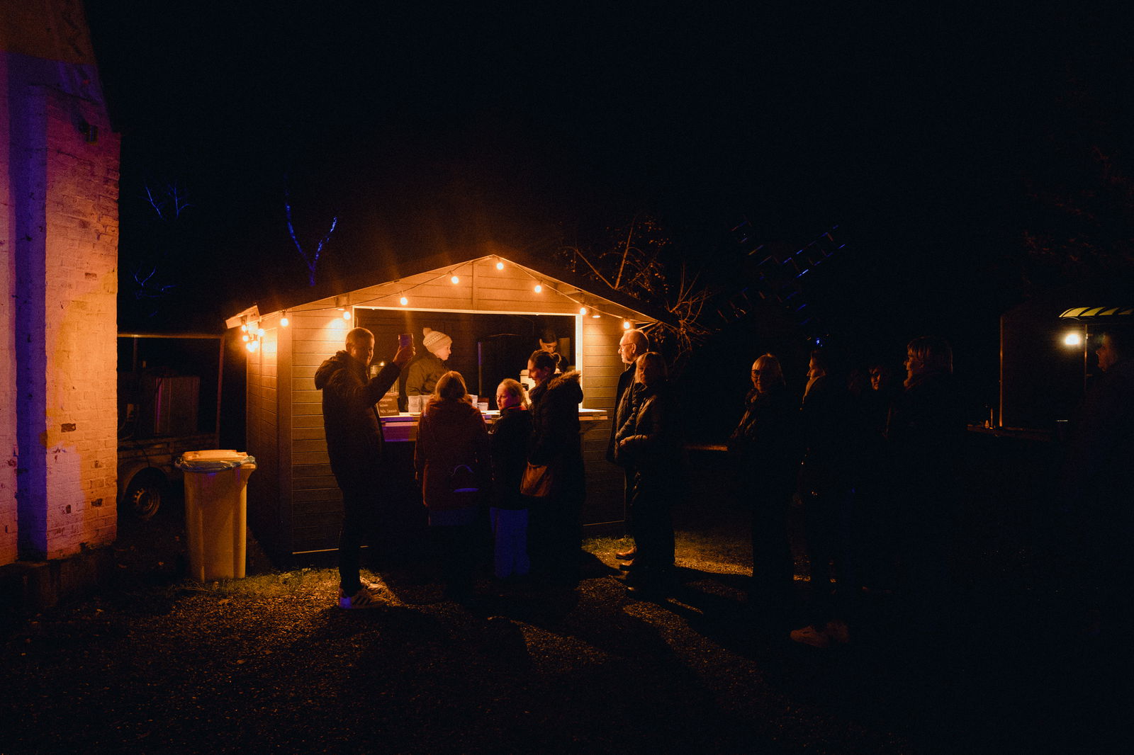 Aufwärmen vor dem Glühweinstand