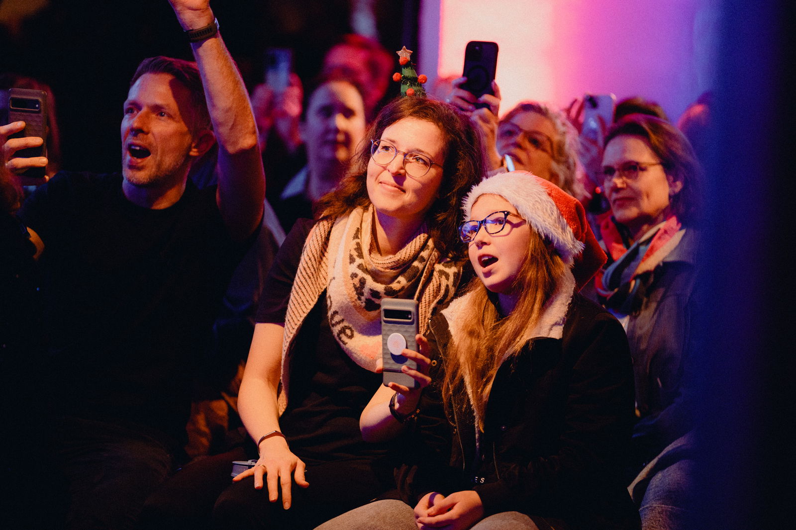 Glücklich Hörer beim Konzert