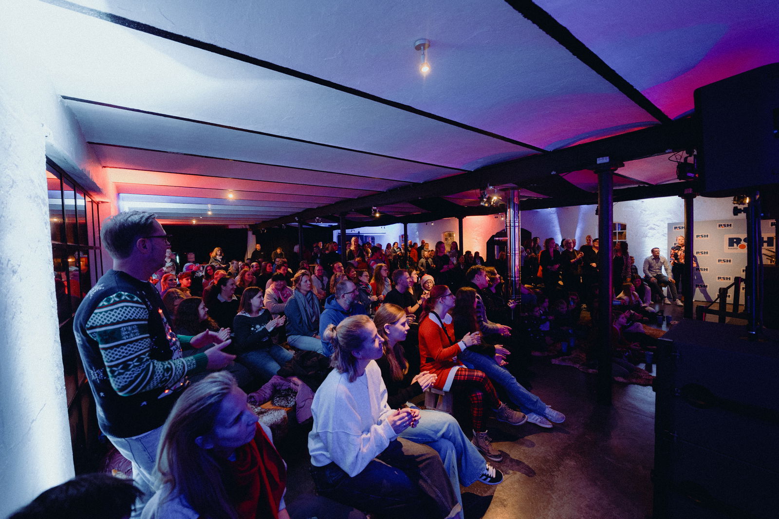 Gefüllter Raum mit R.SH Hörern