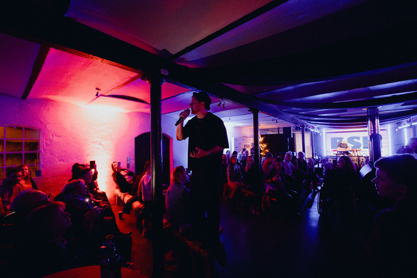 Johannes Oerding zwischen den R.SH Hörern