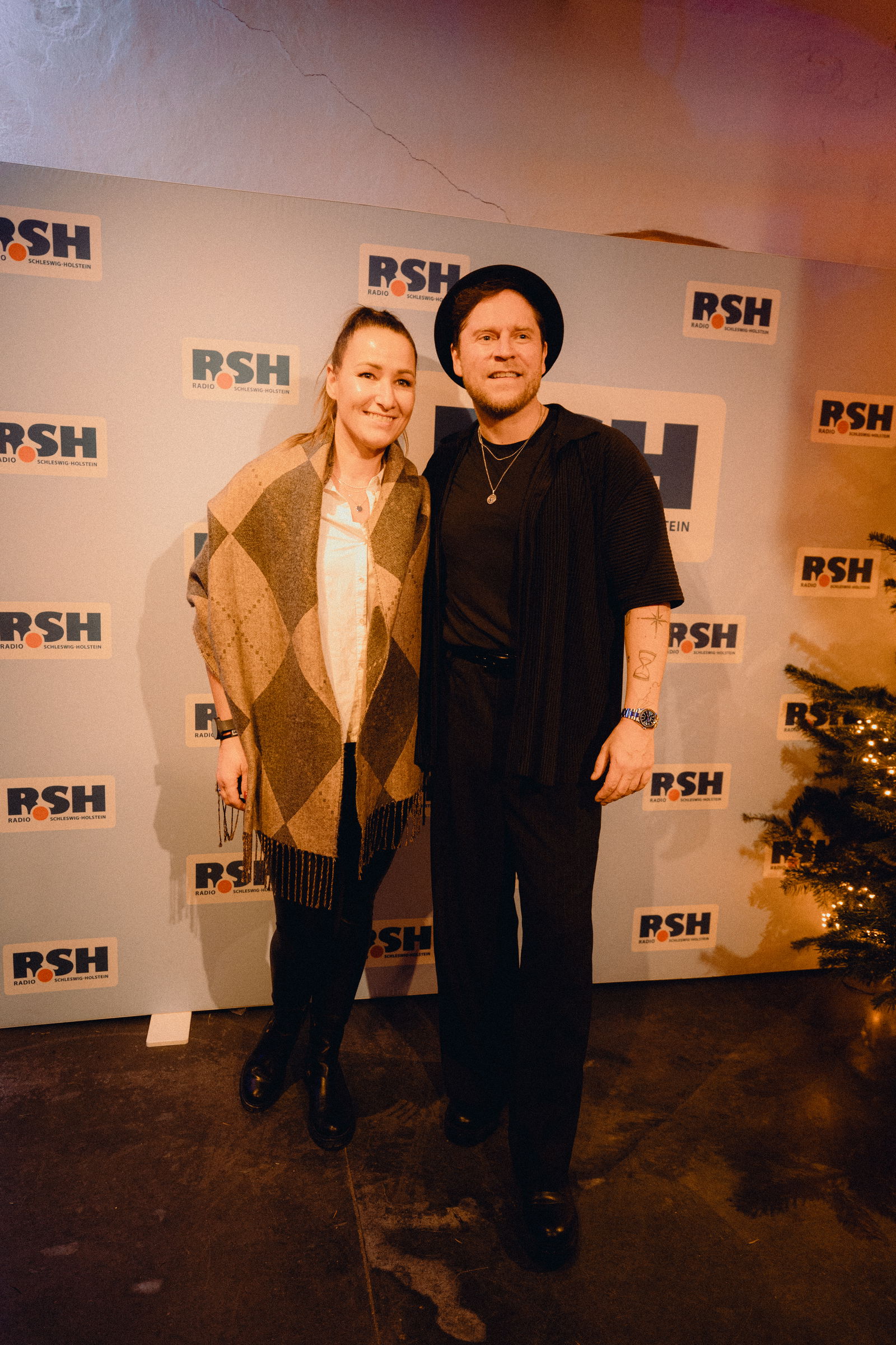 Johannes Oerding beim Meet&Greet mit einem Fan