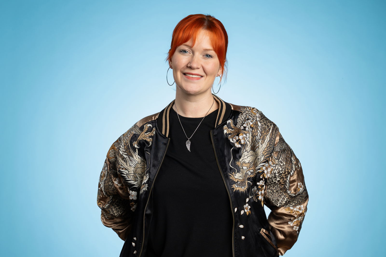 Charleen Eckert vor blauem Hintergrund